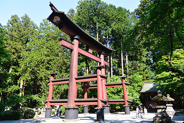 参道の先に見える大鳥居は、木造では日本一。