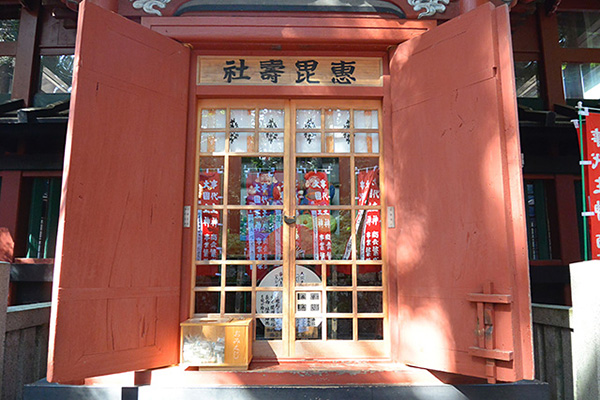 本殿の真後ろに恵比寿社があります。