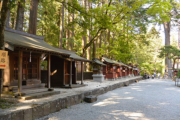 摂末社（写真上）の先を左に曲がると、諏訪神社