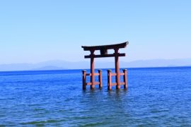 琵琶湖の中に立つ朱塗りの大鳥居。近江最古の大社「白髭神社」と「八坂神社」(京都）